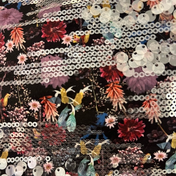 Club Monaco sequin mini skirt. Size 10 silver with floral print. Never worn - Picture 3 of 6